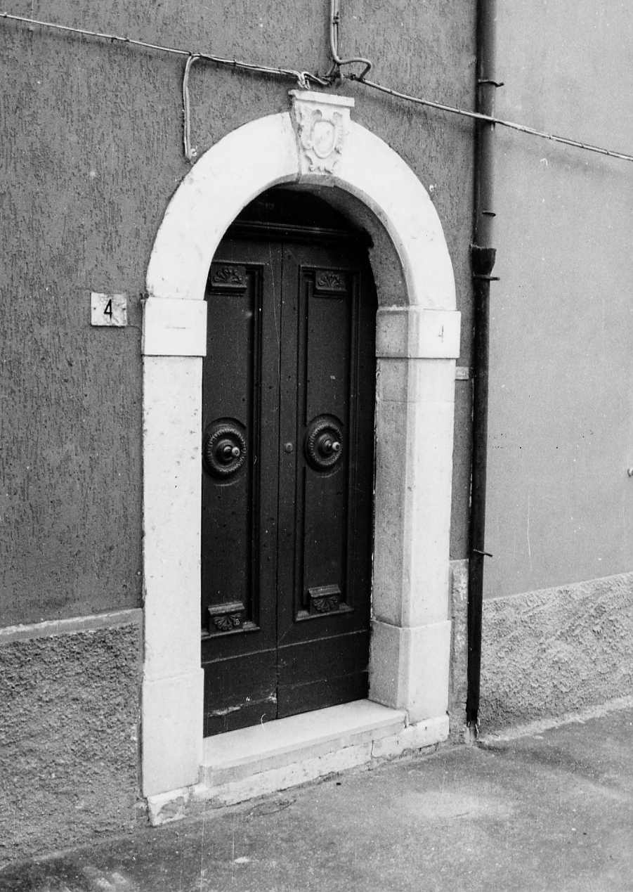 STEMMA GENTILIZIO (portale, elemento d'insieme) - ambito abruzzese (sec. XIX)