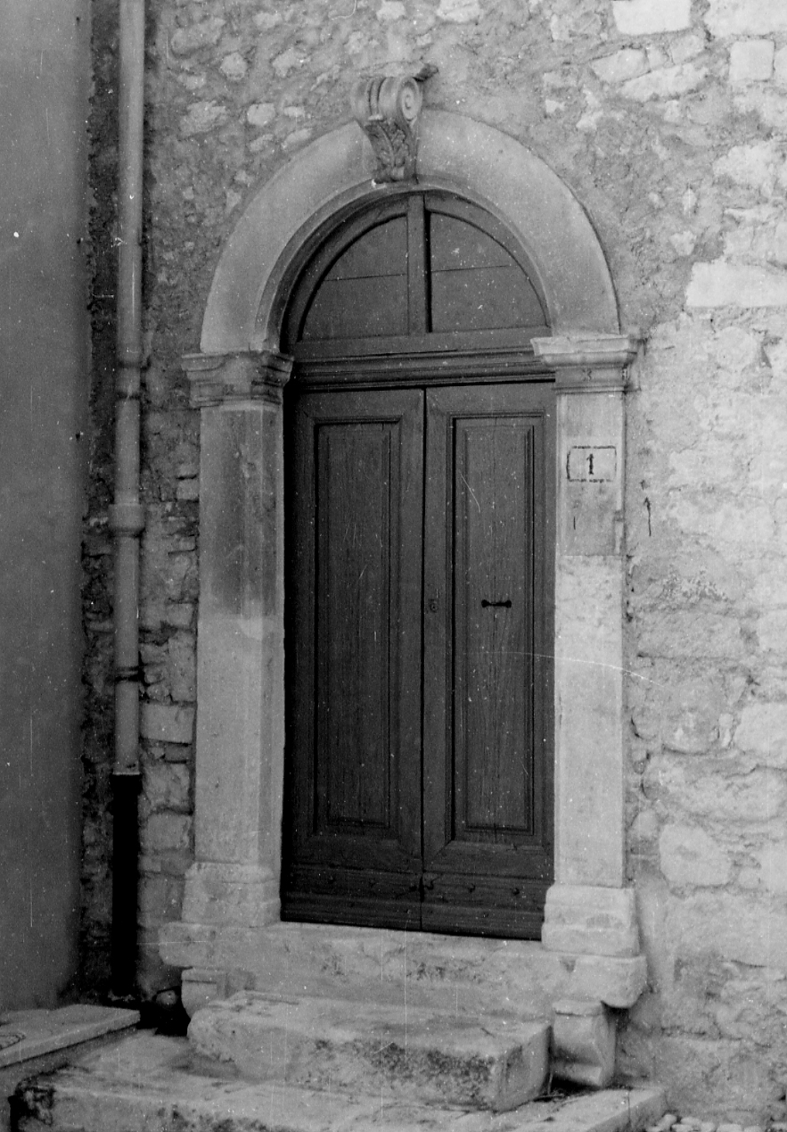 MOTIVO DECORATIVO A VOLUTE (portale) - ambito abruzzese (sec. XVII)