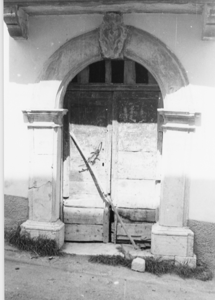 MOTIVI DECORATIVI VEGETALI, ANIMALI E ARCHITETTONICI (portale, elemento d'insieme) - ambito abruzzese (sec. XVIII)