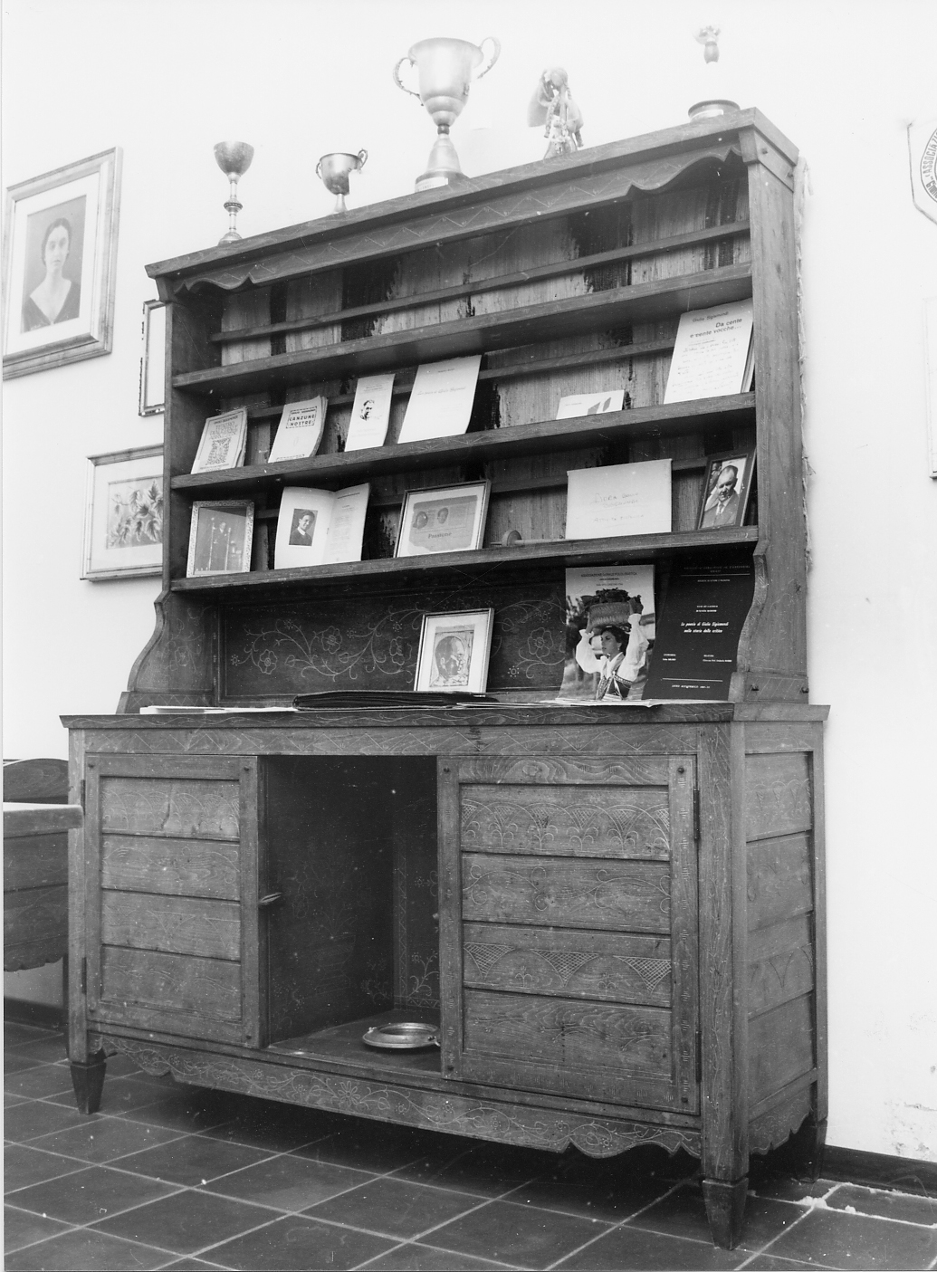 credenza a due corpi - ambito abruzzese (fine/inizio secc. XIX/ XX)