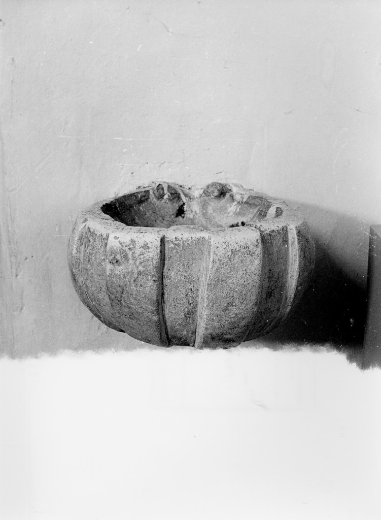 acquasantiera da parete - bottega abruzzese (fine/inizio secc. XVII/ XVIII)