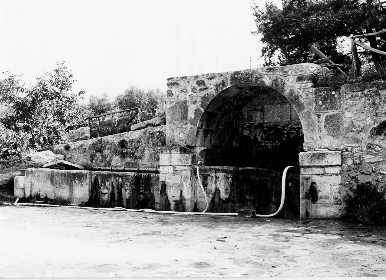 fontana, opera isolata - ambito abruzzese (sec. XVI)