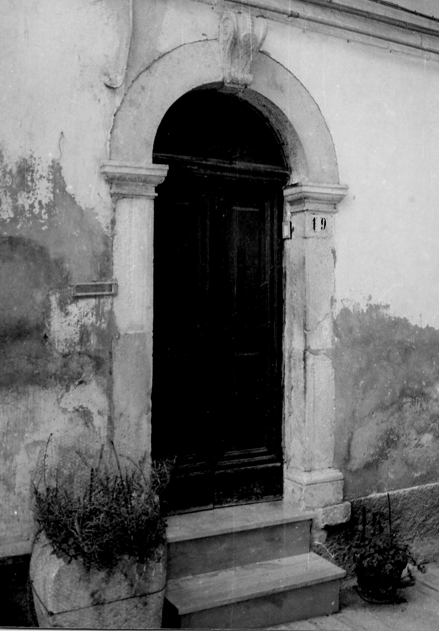 MOTIVO DECORATIVO A VOLUTE (portale) - bottega abruzzese (sec. XVIII)