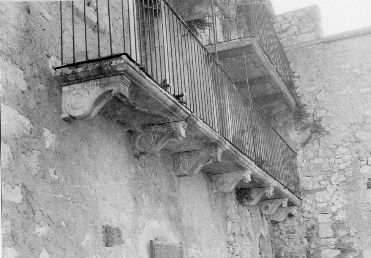 MOTIVI DECORATIVI A VOLUTE (mensola architettonica, serie) - bottega abruzzese (sec. XIX)