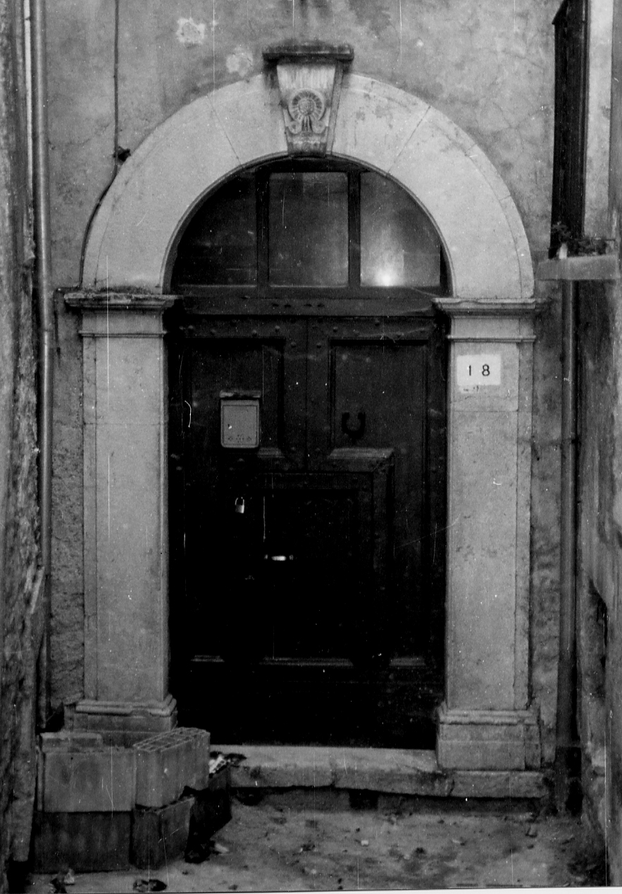 MOTIVI DECORATIVI A VOLUTE (portale) - bottega abruzzese (sec. XVIII)