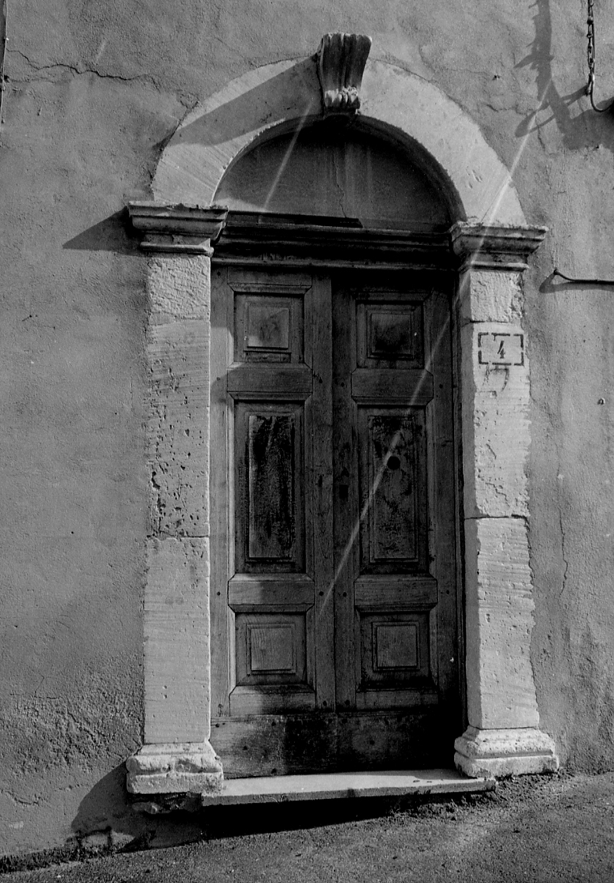 MOTIVO DECORATIVO A VOLUTE (portale) - bottega abruzzese (sec. XIX)