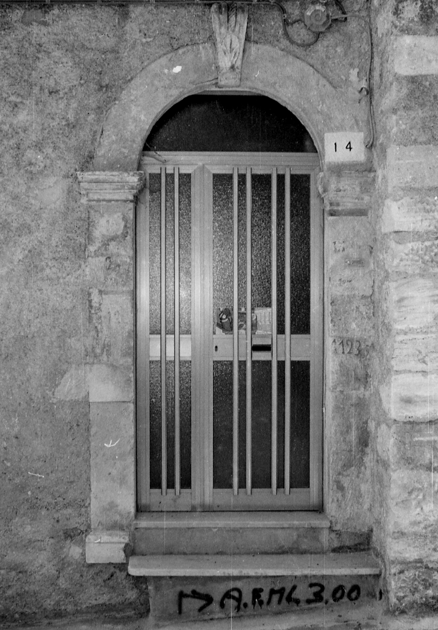 MOTIVO DECORATIVO A VOLUTE (portale) - bottega abruzzese (sec. XIX)