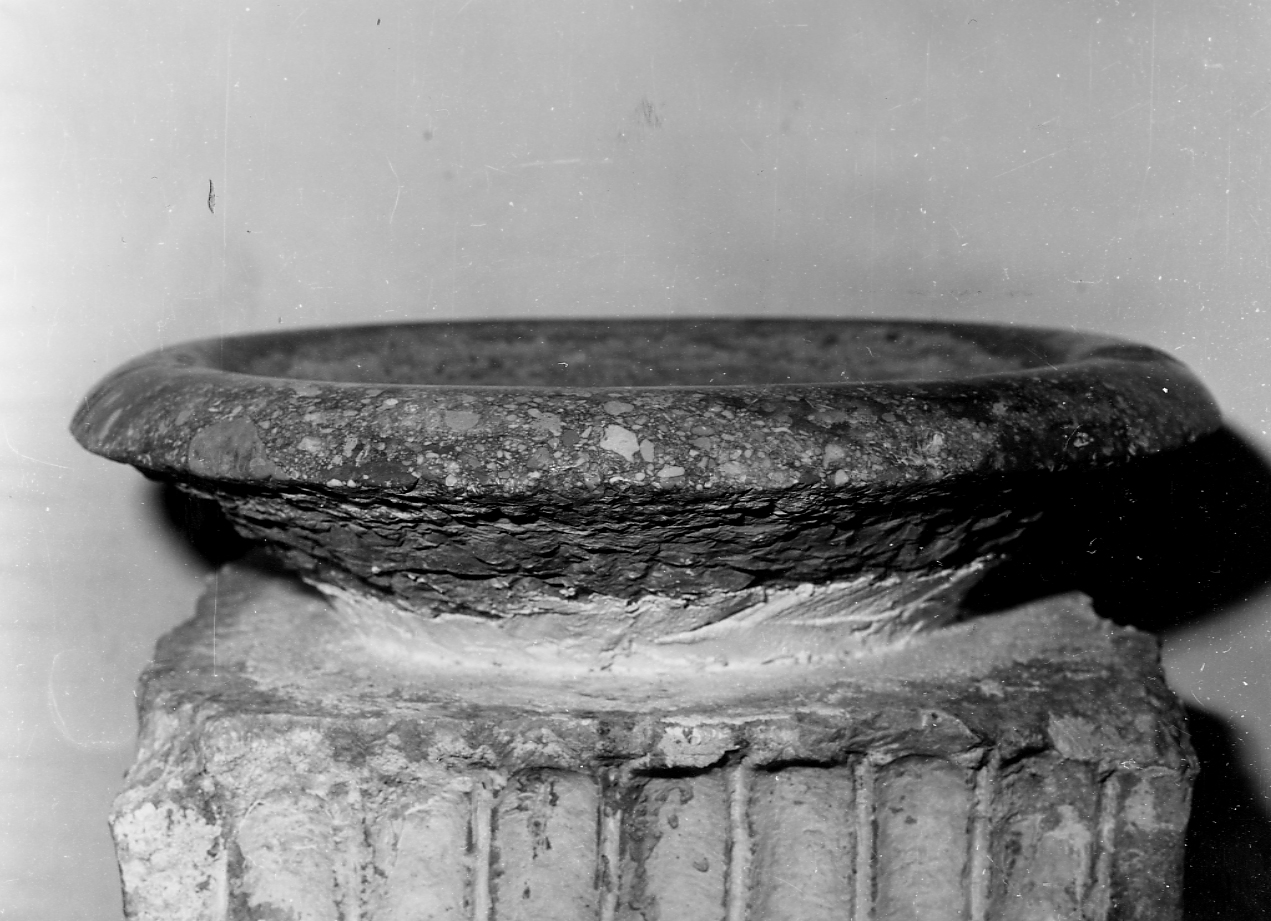 vasca di acquasantiera - ambito abruzzese (sec. XIX)