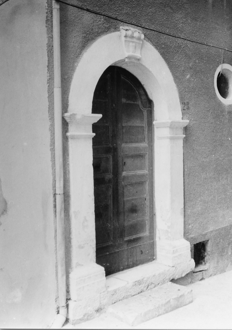 MOTIVI DECORATIVI ARCHITETTONICI (portale, elemento d'insieme) - ambito abruzzese (sec. XVIII)