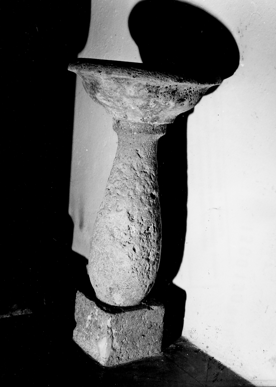 acquasantiera - a fusto, opera isolata - ambito abruzzese (sec. XVII)