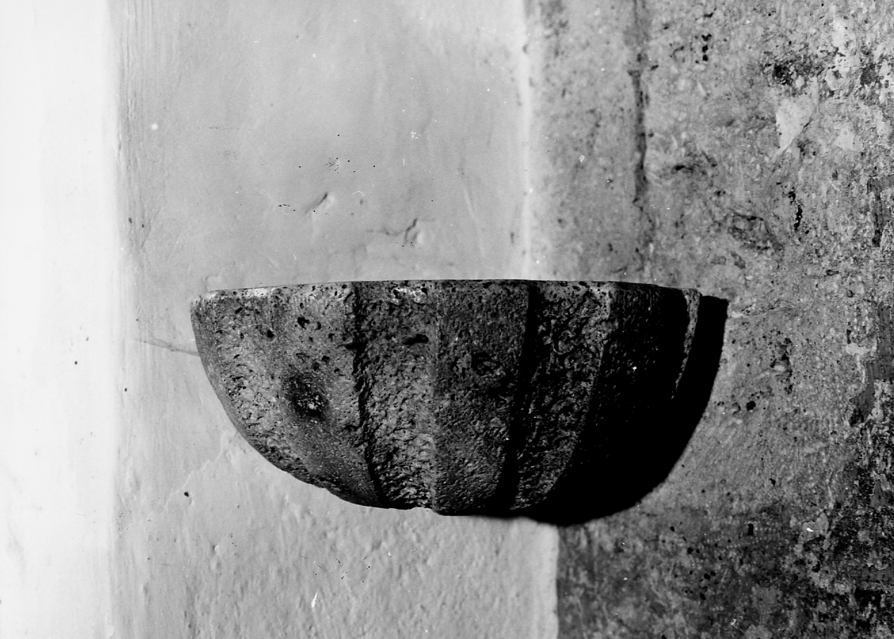 acquasantiera da parete, opera isolata - ambito abruzzese (sec. XVII)