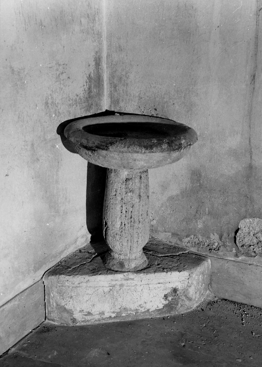 acquasantiera - a fusto, opera isolata - ambito abruzzese (sec. XVII)