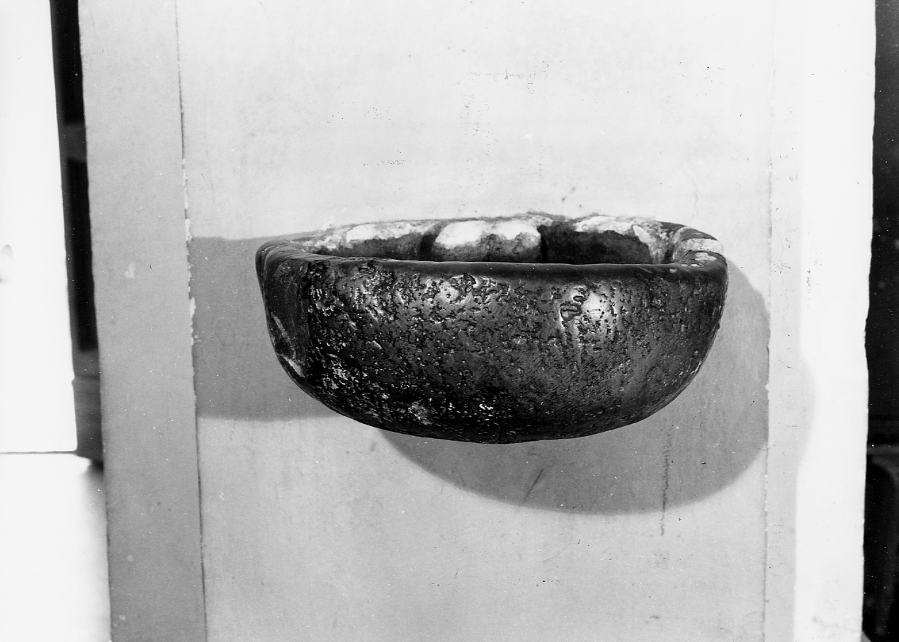 acquasantiera da parete, opera isolata - ambito abruzzese (sec. XVII)