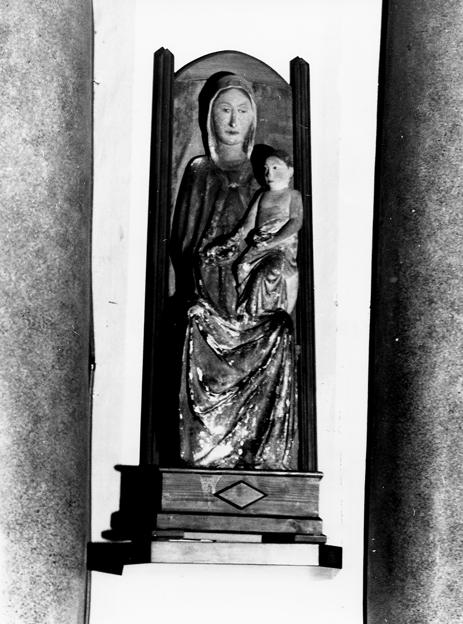 MADONNA CON BAMBINO IN TRONO (scultura, opera isolata) di Maestro della Santa Caterina Gualino (sec. XIV)