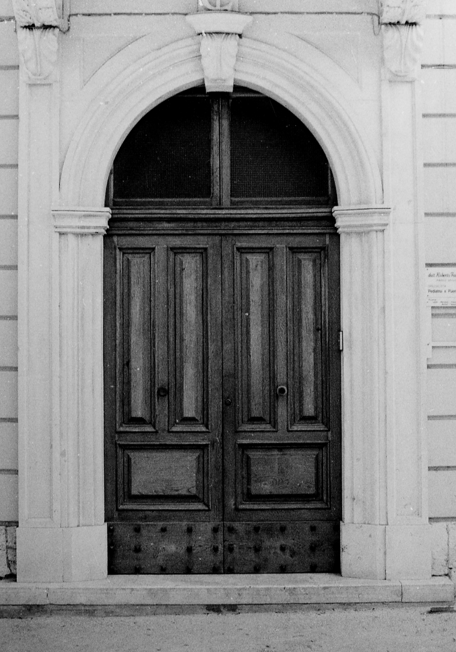 ELEMENTI DECORATIVI ARCHITETTONICI CON VOLUTE VEGETALI E STEMMA (portale, elemento d'insieme) - ambito abruzzese (sec. XX)