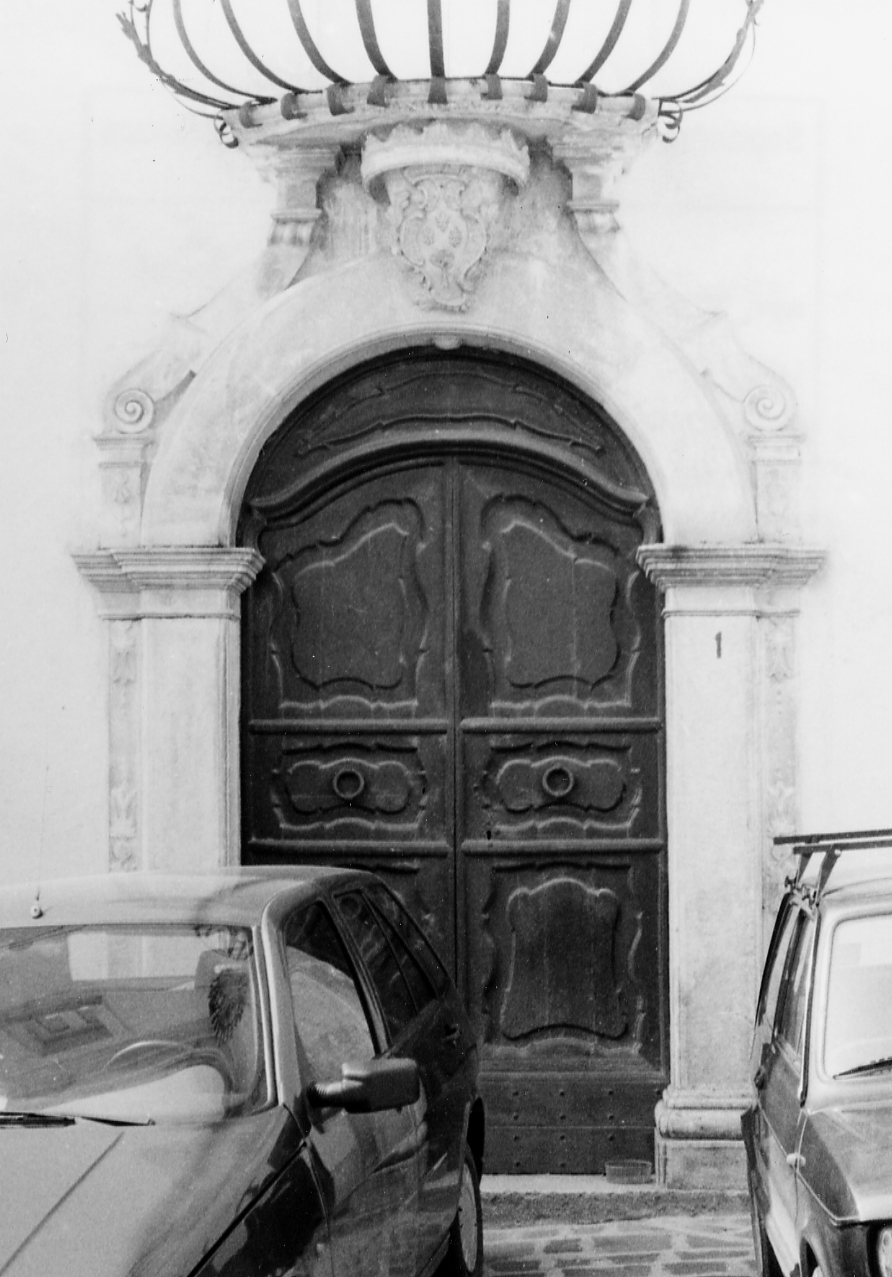 MOTIVI DECORATIVI ARCHITETTONICI ASTRATTI CON STEMMA (portale, elemento d'insieme) - ambito abruzzese (sec. XVI)