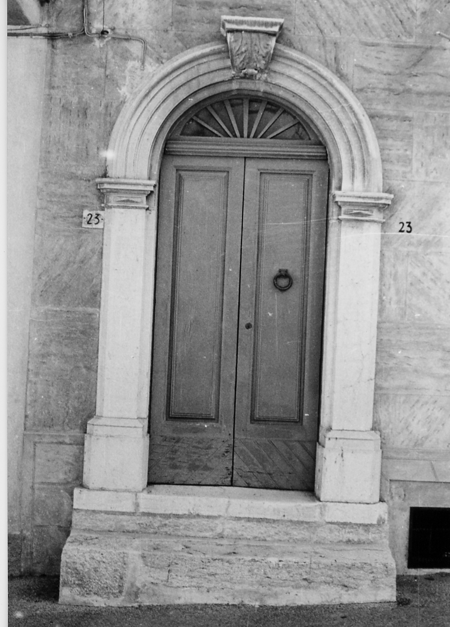 MOTIVI DECORATIVI VEGETALI A VOLUTE (portale, elemento d'insieme) - ambito abruzzese (sec. XX)