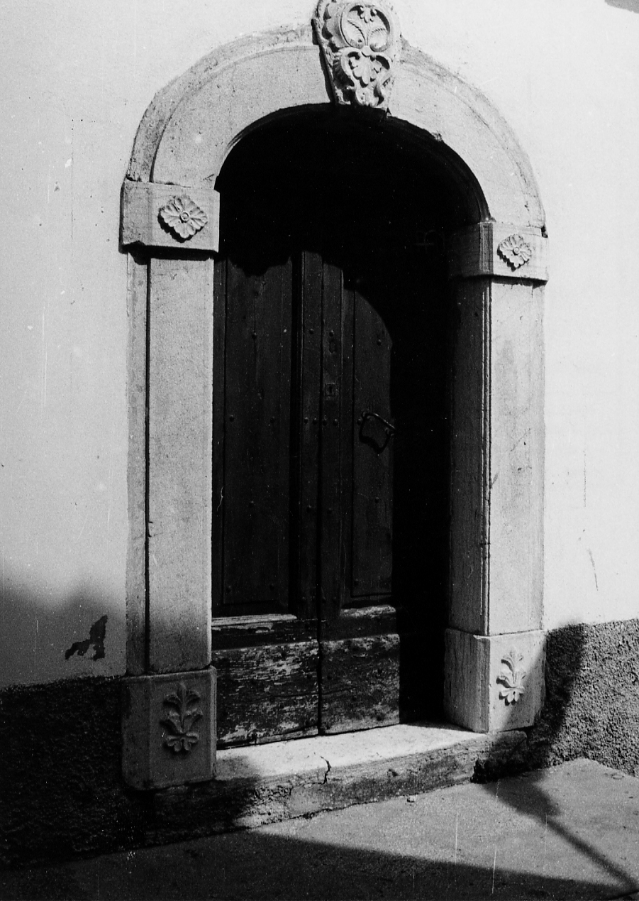 STEMMA CON MOTIVI DECORATIVI FLOREALI (portale, elemento d'insieme) - ambito abruzzese (sec. XVIII)