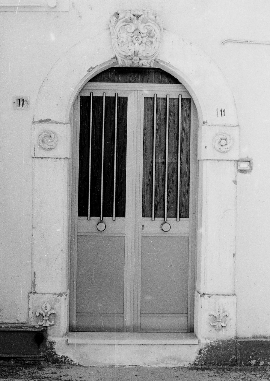 MOTIVI DECORATIVI FLOREALI, VEGETALI E ASTRATTI (portale, elemento d'insieme) - ambito abruzzese (sec. XIX)