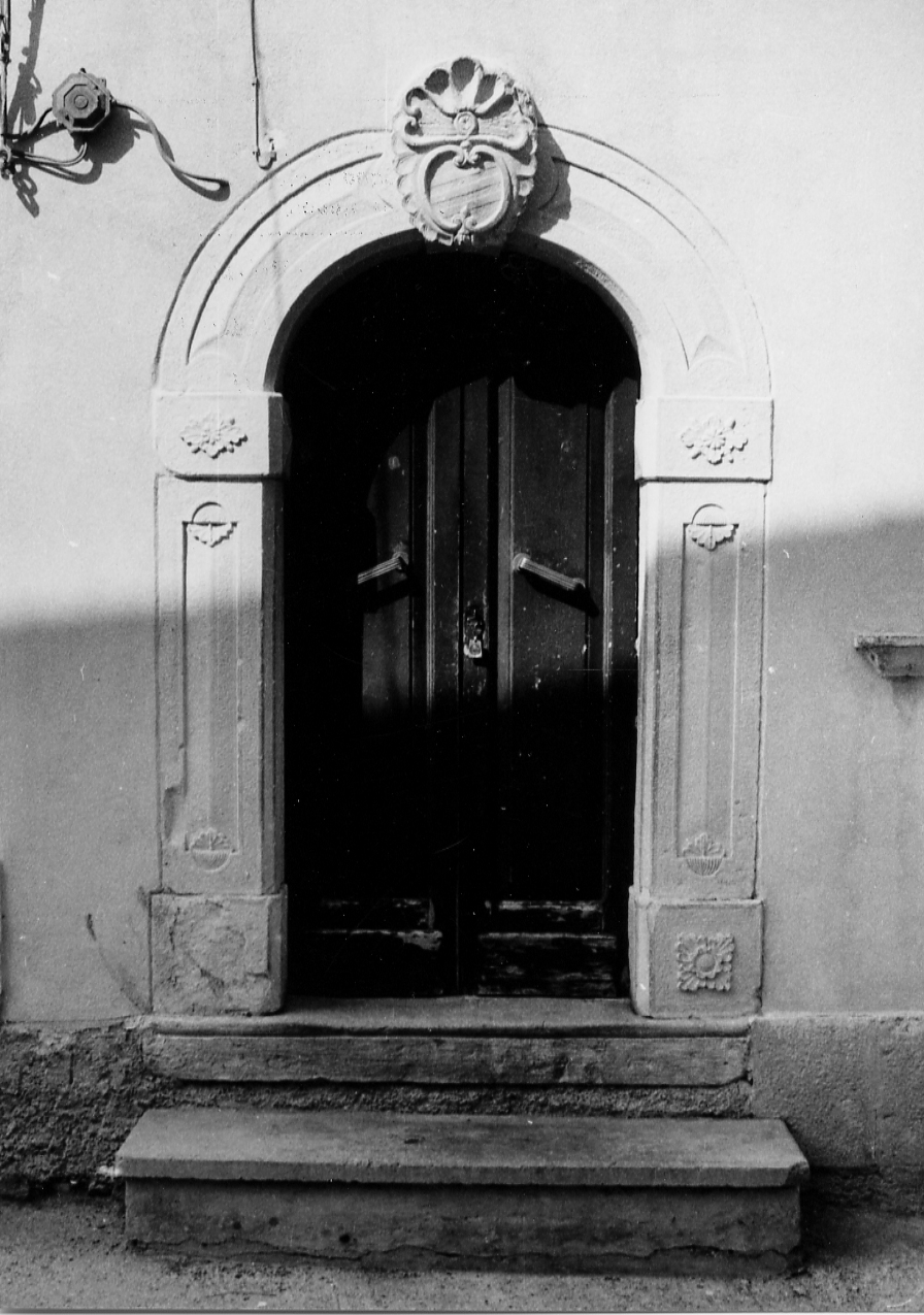STEMMA GENTILIZIO CON MOTIVI DECORATIVI VEGETALI (portale, elemento d'insieme) - ambito abruzzese (sec. XVIII)