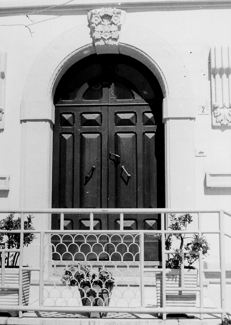 MOTIVI DECORATIVI FLOREALI ASTRATTI (portale, elemento d'insieme) - ambito abruzzese (sec. XX)