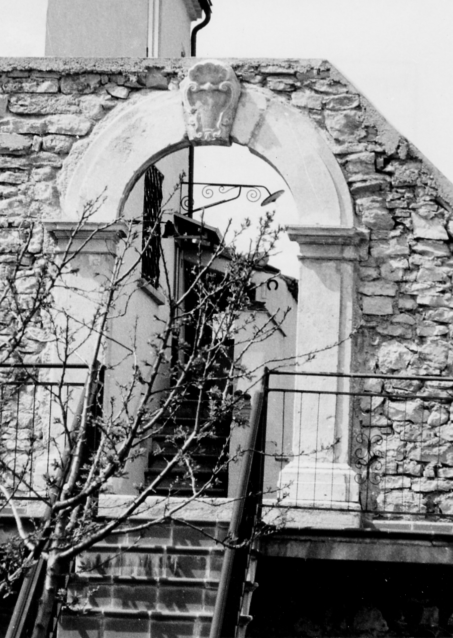 STEMMA GENTILIZIO (portale, elemento d'insieme) - ambito abruzzese (sec. XVIII)