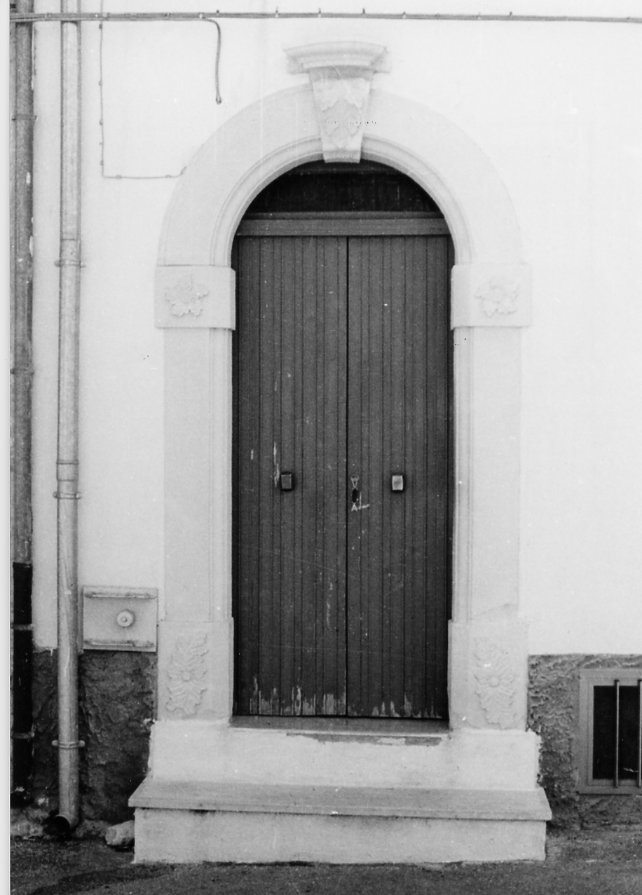 MOTIVI DECORATIVI VEGETALI A VOLUTE (portale, elemento d'insieme) - ambito abruzzese (sec. XX)