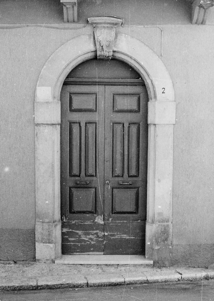 MOTIVO DECORATIVO VEGETALE A VOLUTE (portale, elemento d'insieme) - ambito abruzzese (sec. XX)