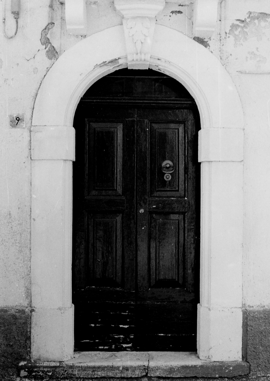 MOTIVI DECORATIVI VEGETALI (portale, elemento d'insieme) - ambito abruzzese (sec. XX)