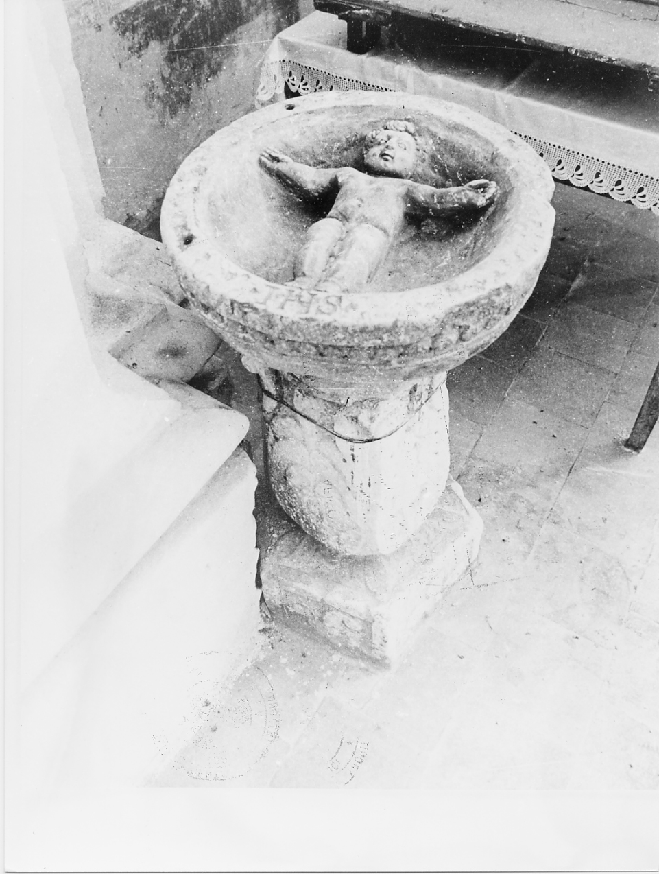 acquasantiera - a fusto, opera isolata - ambito abruzzese (sec. XVII)