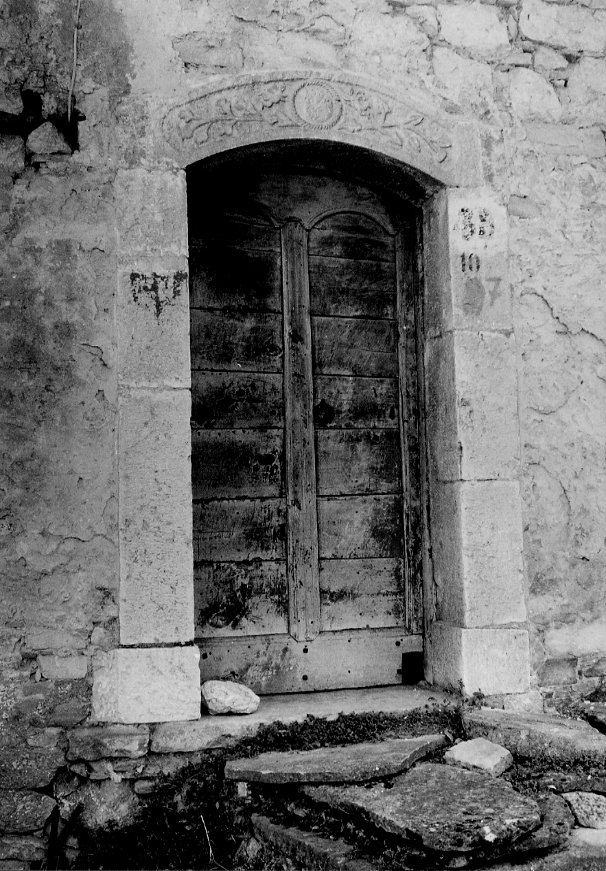 MOTIVO DECORATIVO VEGETALE CON ANGELI REGGICORNICE (portale, elemento d'insieme) - ambito abruzzese (sec. XIX)