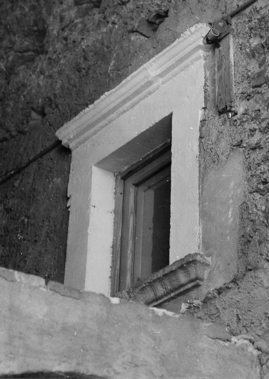 mostra di finestra, opera isolata - bottega Italia centrale (sec. XVI, sec. XVIII)