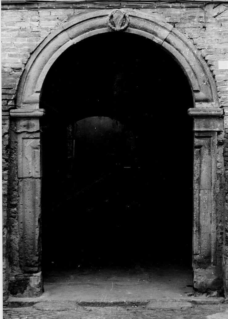 ELEMENTI DECORATIVI ARCHITETTONICI E STEMMA (portale, elemento d'insieme) - ambito abruzzese (sec. I)