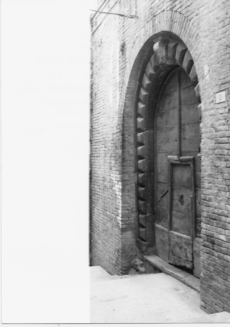 MOTIVO DECORATIVO A BUGNE E VOLUTA VEGETALE (portale, elemento d'insieme) - ambito abruzzese (sec. I)