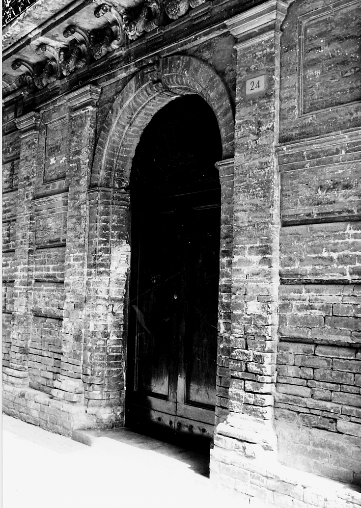 ELEMENTI DECORATIVI ARCHITETTONICI (portale, elemento d'insieme) - ambito abruzzese (sec. I)