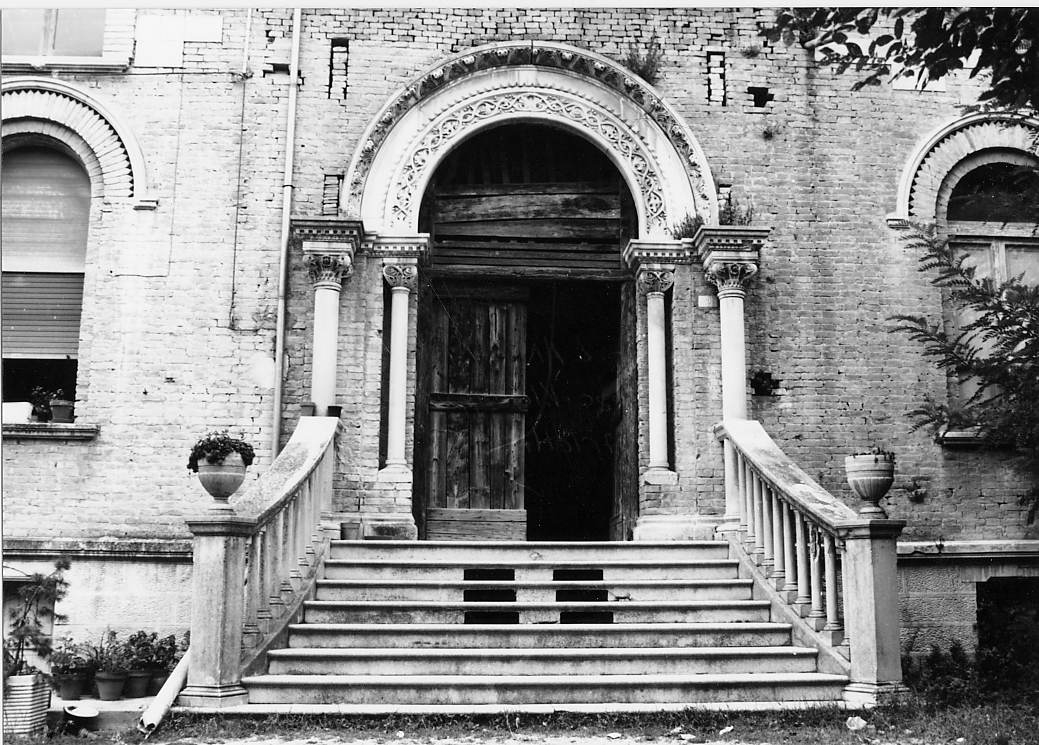 ELEMENTI DECORATIVI ARCHITETTONICI CON MOTIVI FLOREALI E VEGETALI (portale, elemento d'insieme) - ambito abruzzese (sec. I)