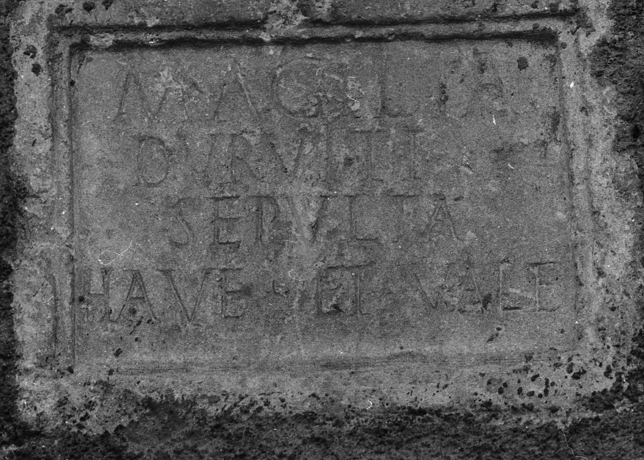 ISCRIZIONE (lastra tombale) - ambito abruzzese (sec. I)