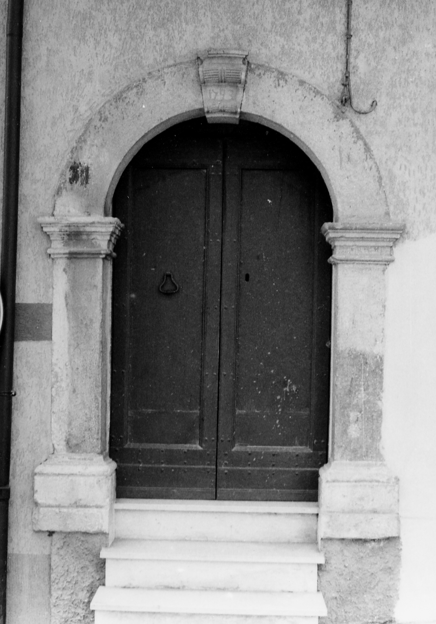 ELEMENTI DECORATIVI ARCHITETTONICI CON VOLUTA (portale, elemento d'insieme) - ambito abruzzese (sec. XVIII)