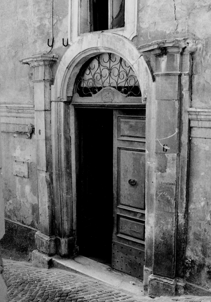 ELEMENTI DECORATIVI ARCHITETTONICI (portale, elemento d'insieme) - ambito abruzzese (sec. XVIII)