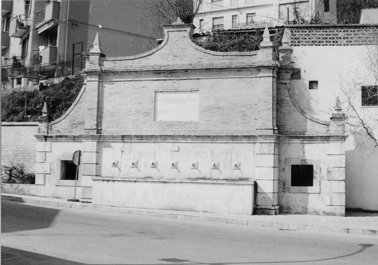 MOTIVI DECORATIVI ARCHITETTONICI (fontana, elemento d'insieme) - ambito abruzzese (sec. XX)