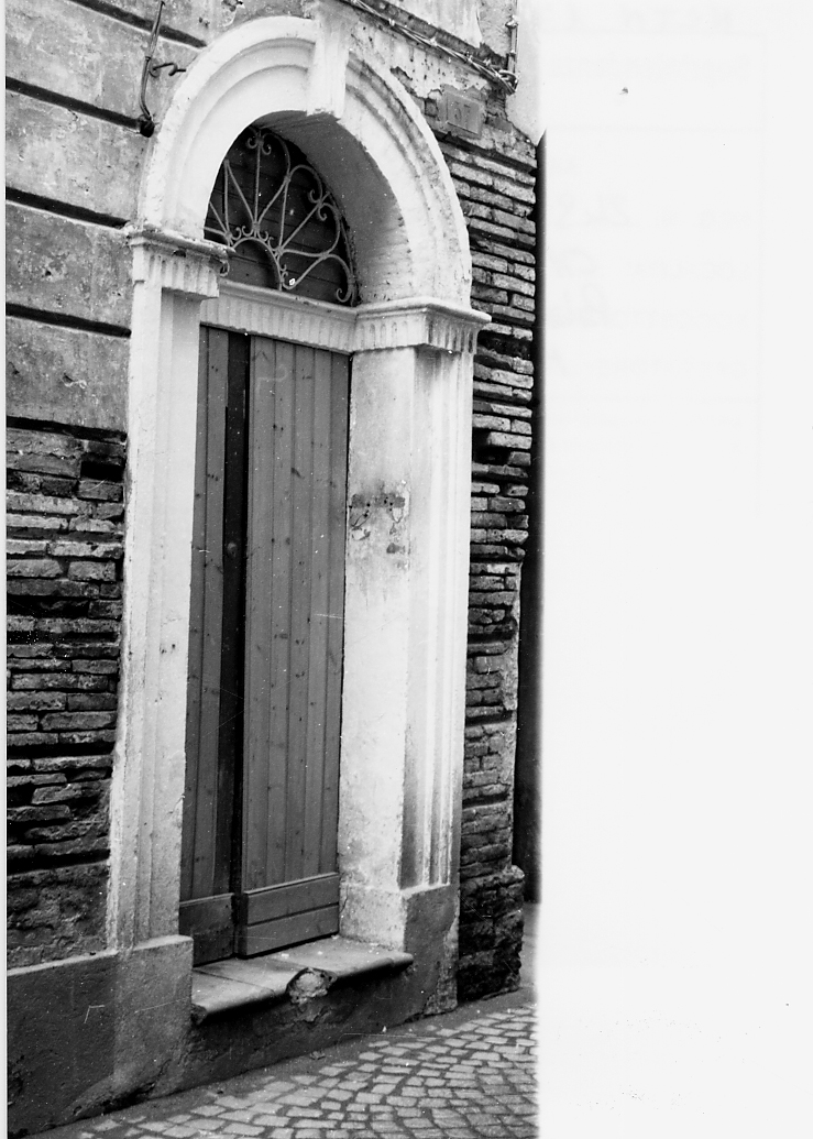 ELEMENTI DECORATIVI ARCHITETTONICI (portale, elemento d'insieme) - ambito abruzzese (sec. I)