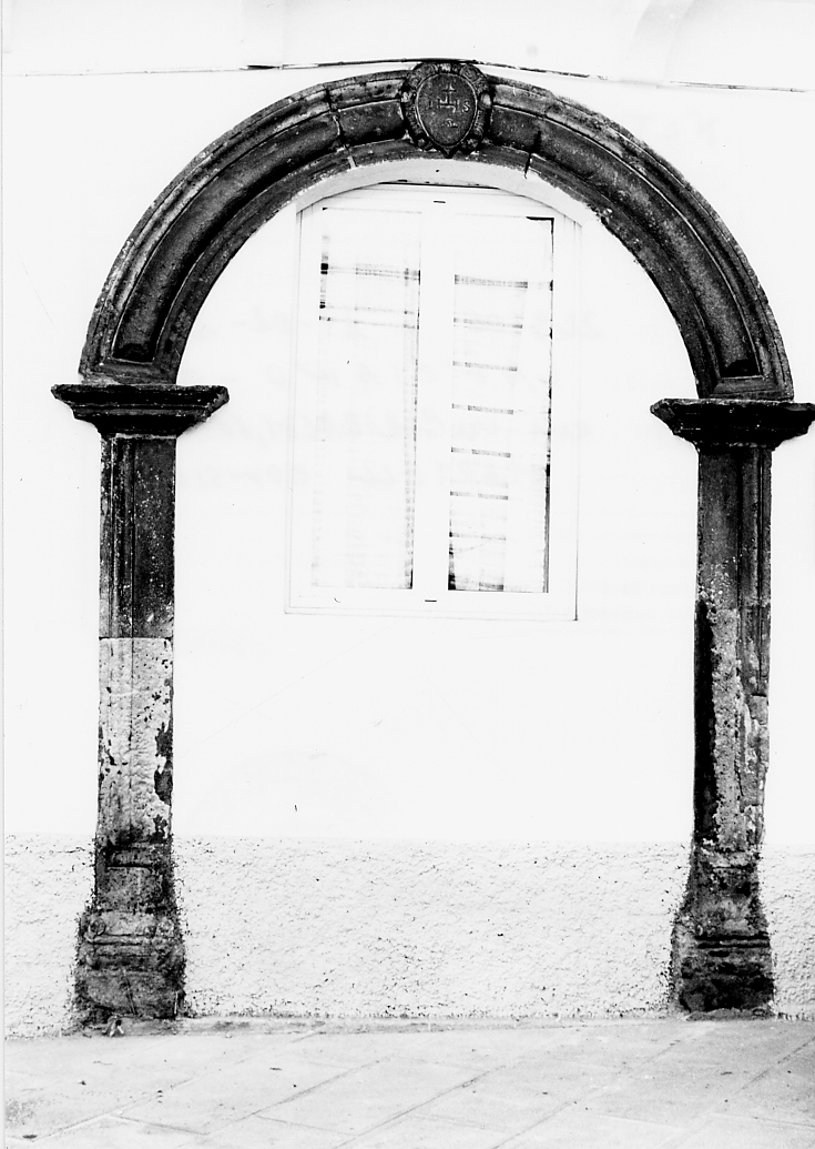 ELEMENTI DECORATIVI ARCHITETTONICI E STEMMA (portale, elemento d'insieme) - ambito abruzzese (sec. I)