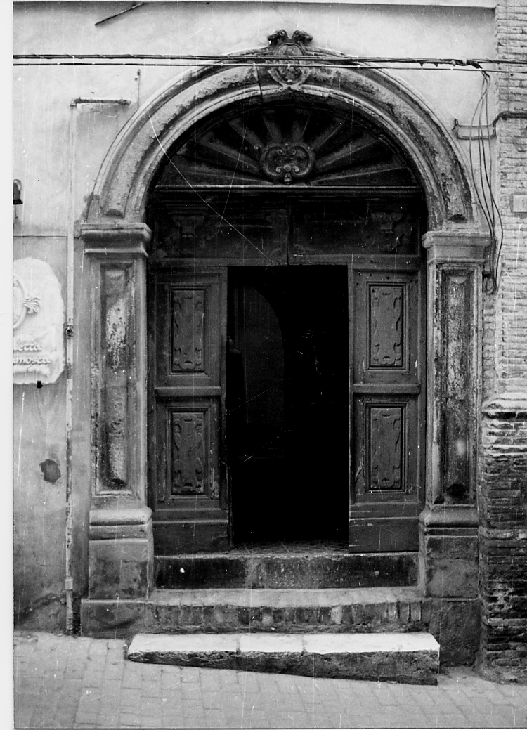 ELEMENTI DECORATIVI ARCHITETTONICI E STEMMA (portale, elemento d'insieme) - ambito abruzzese (sec. I)