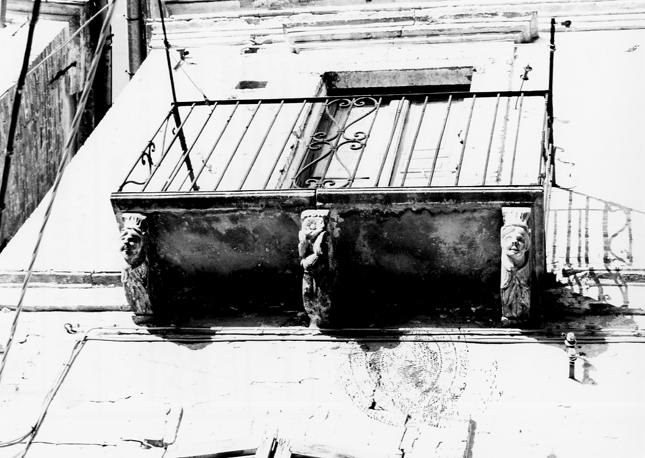 mensola architettonica, serie - produzione abruzzese (seconda metà sec. XIX)