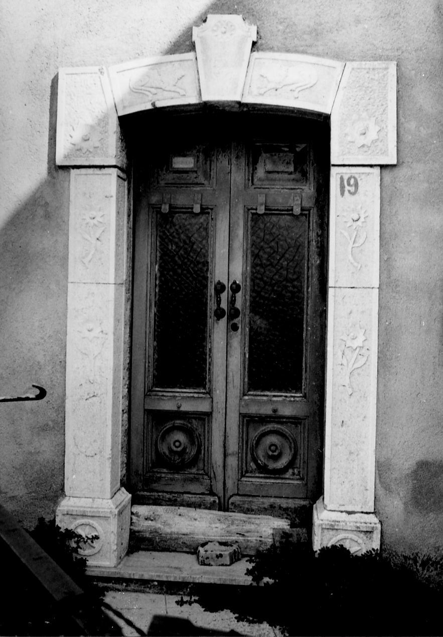 MOTIVI DECORATIVI FLOREALI CON GIRALI E ANIMALI (portale, elemento d'insieme) - ambito abruzzese (sec. XX)