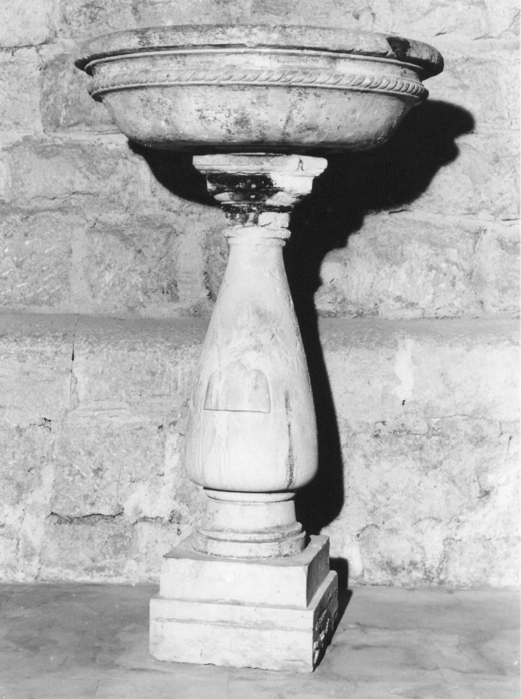 acquasantiera - ambito abruzzese (sec. XVI)