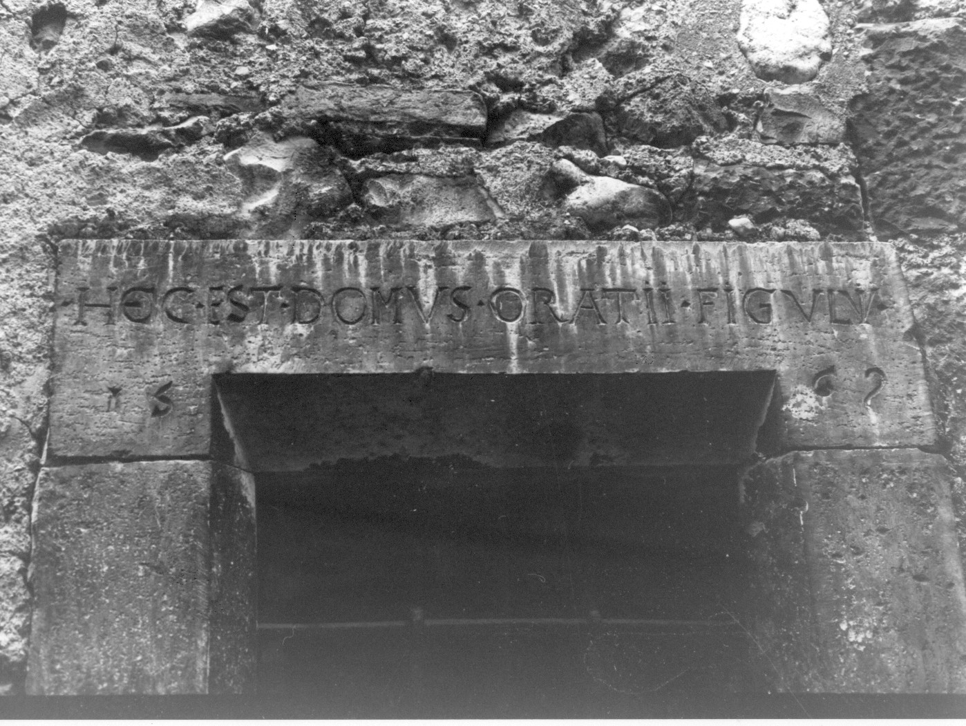 iscrizione (architrave di finestra) - ambito abruzzese (sec. XVI)