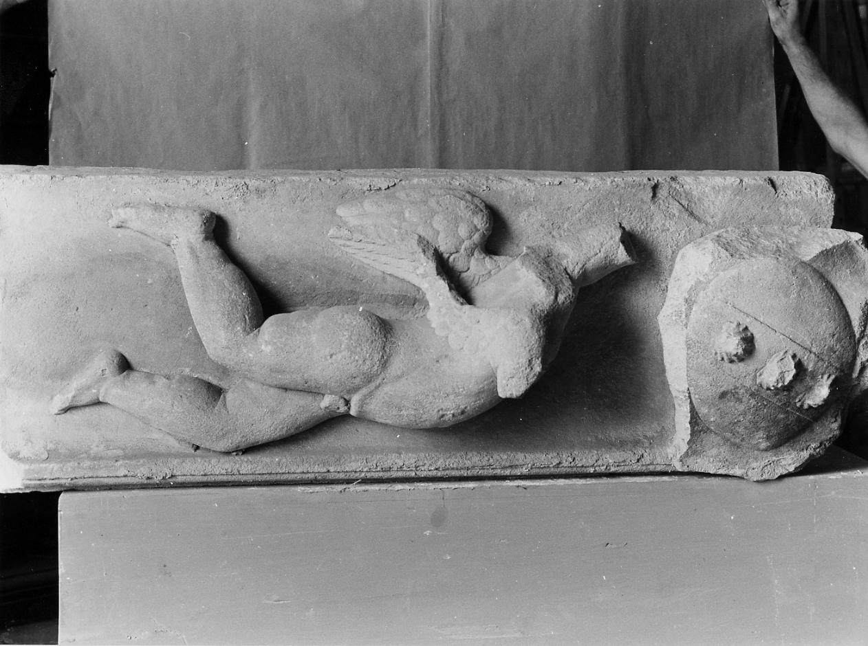 ANGELO CON STEMMA (architrave, frammento) - ambito abruzzese (sec. XVII)