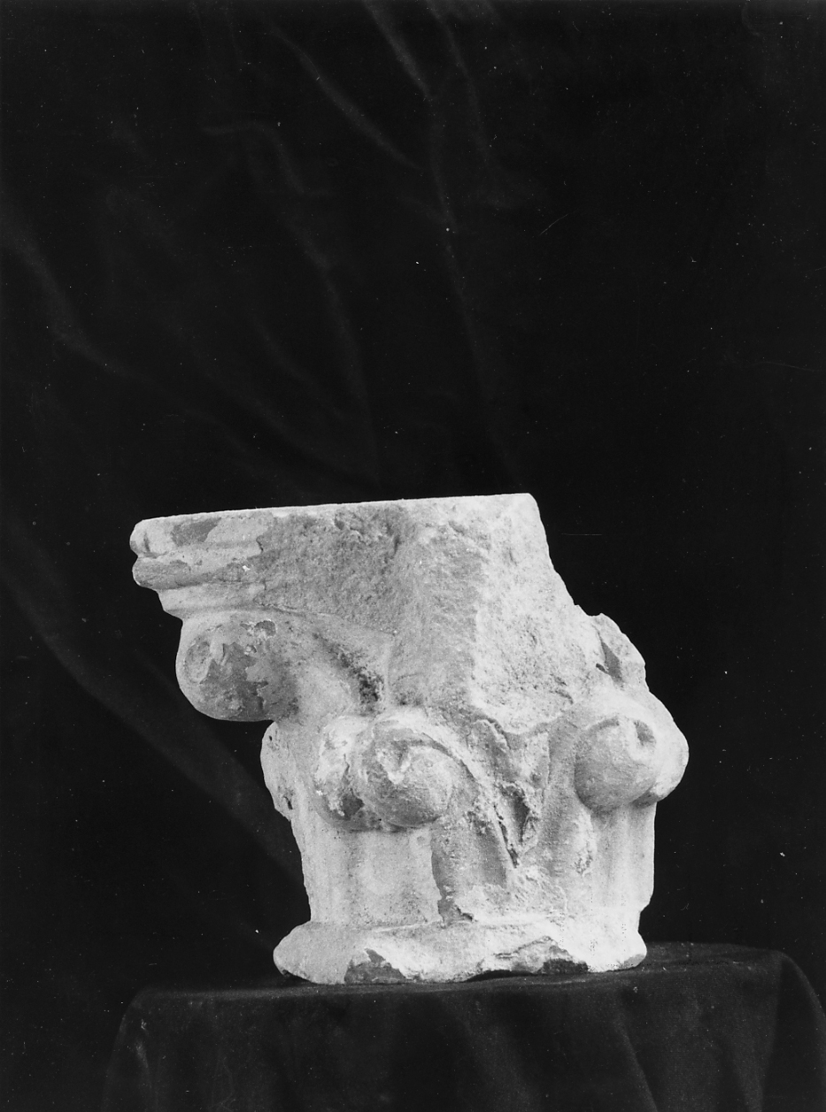 capitello, frammento - ambito Italia centrale (secc. XIV/ XV)