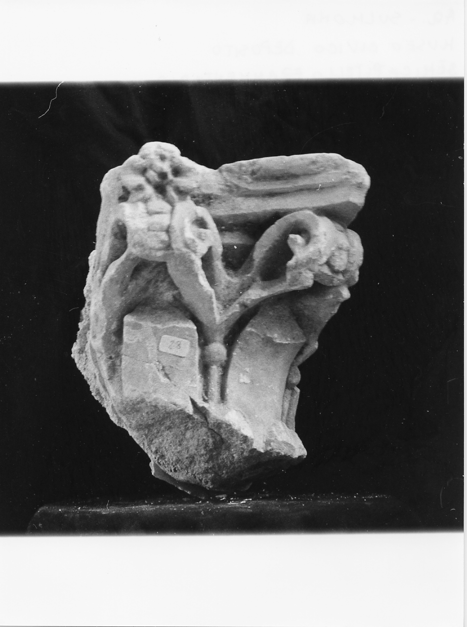 semicapitello, frammento - ambito Italia centrale (secc. XIV/ XV)